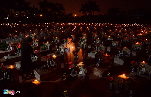 Đêm 19/7, Nghĩa trang liệt sĩ Nhổn sáng bừng với những ngọn nến trên phần mộ từng liệt sĩ. 